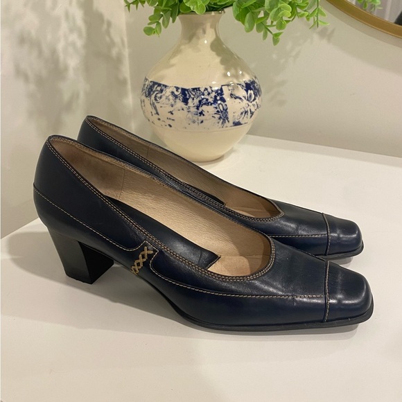 Roberto Capucci Italian Navy Heel Size 6B - Picture 1 of 4